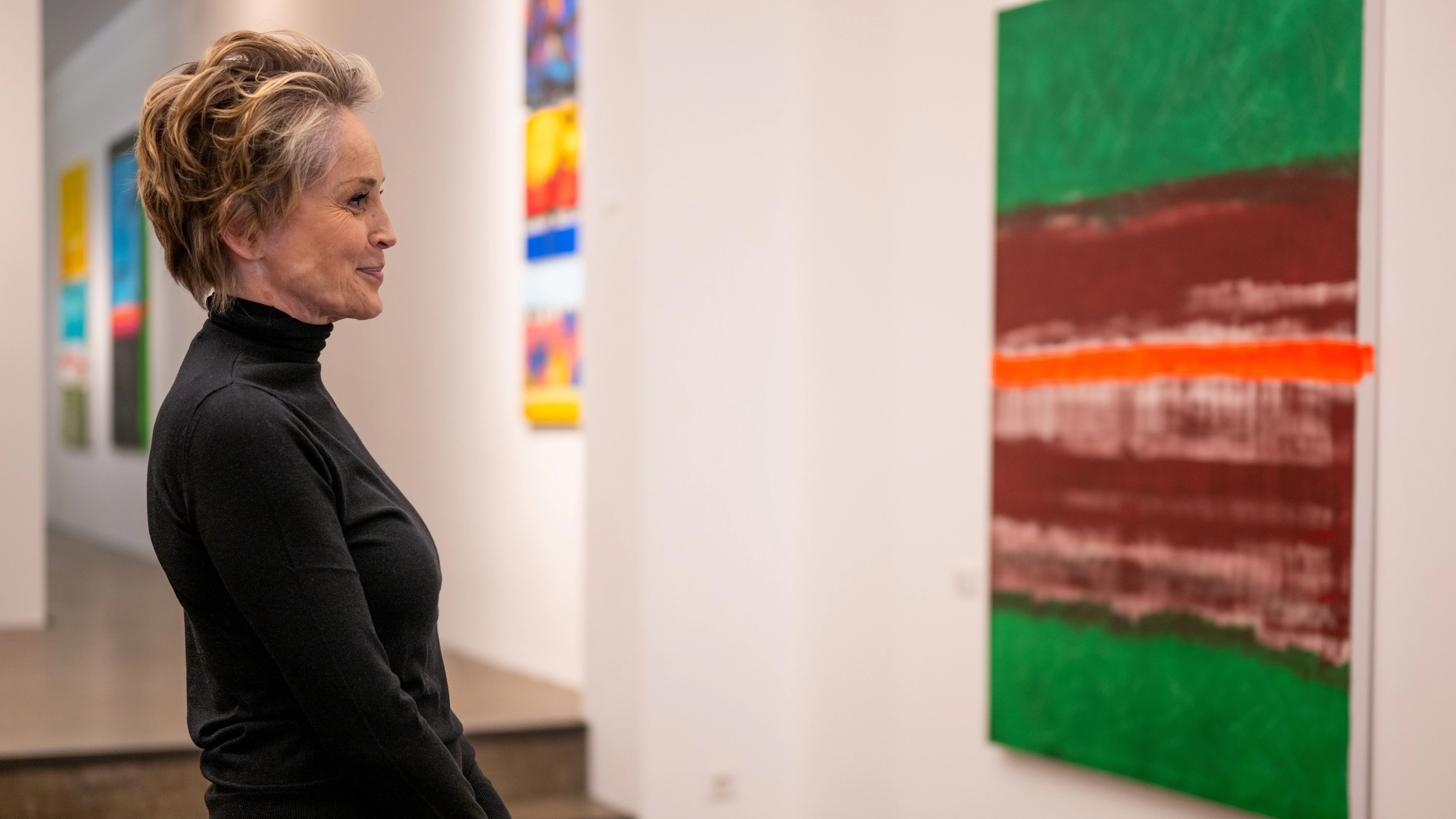 Schauspielerin Sharon Stone steht in der Galerie Deschler in Berlin vor einem ihrer abstrakten Werke.&nbsp;