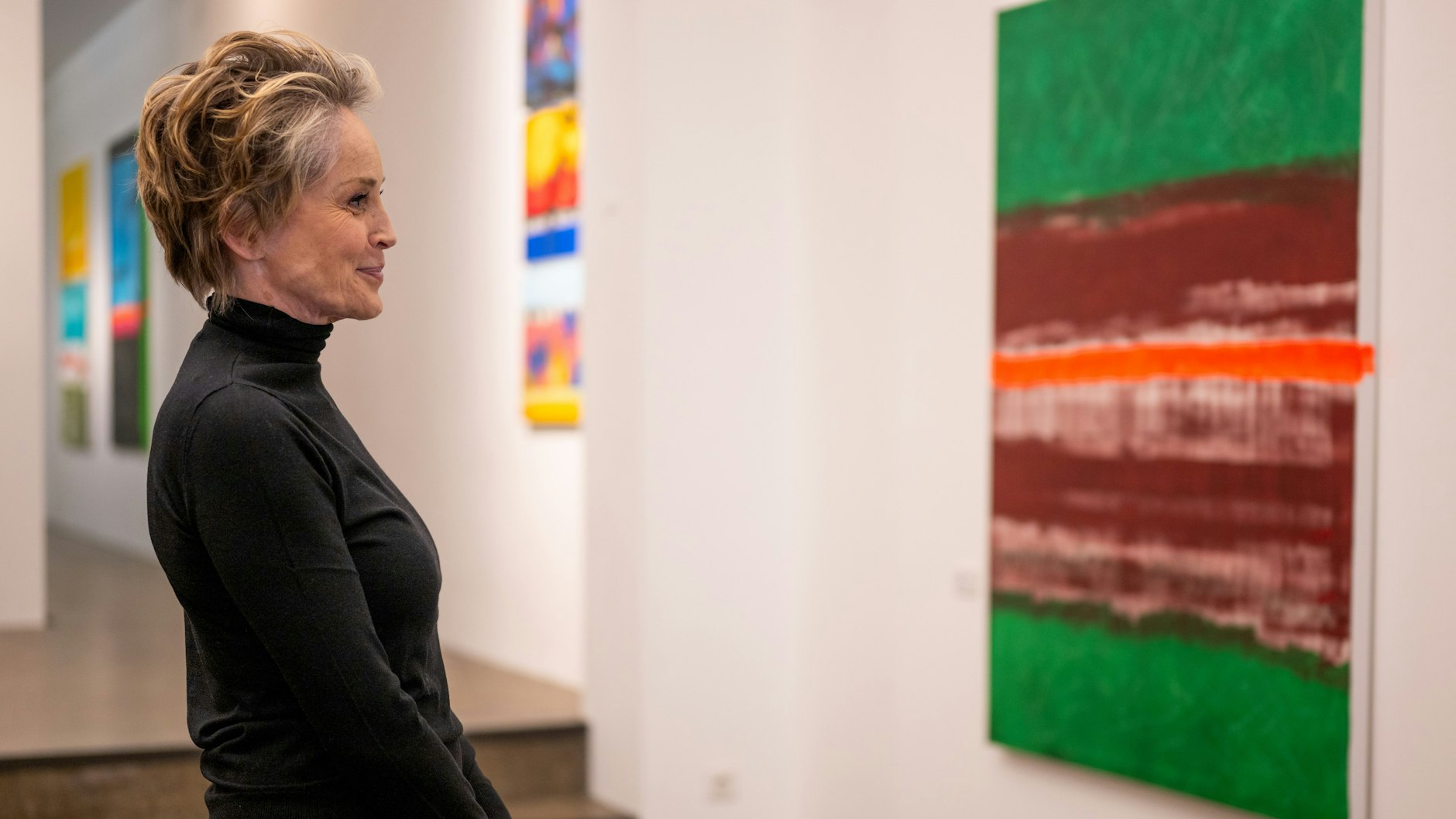 Schauspielerin Sharon Stone steht in der Galerie Deschler in Berlin vor einem ihrer abstrakten Werke.&nbsp;