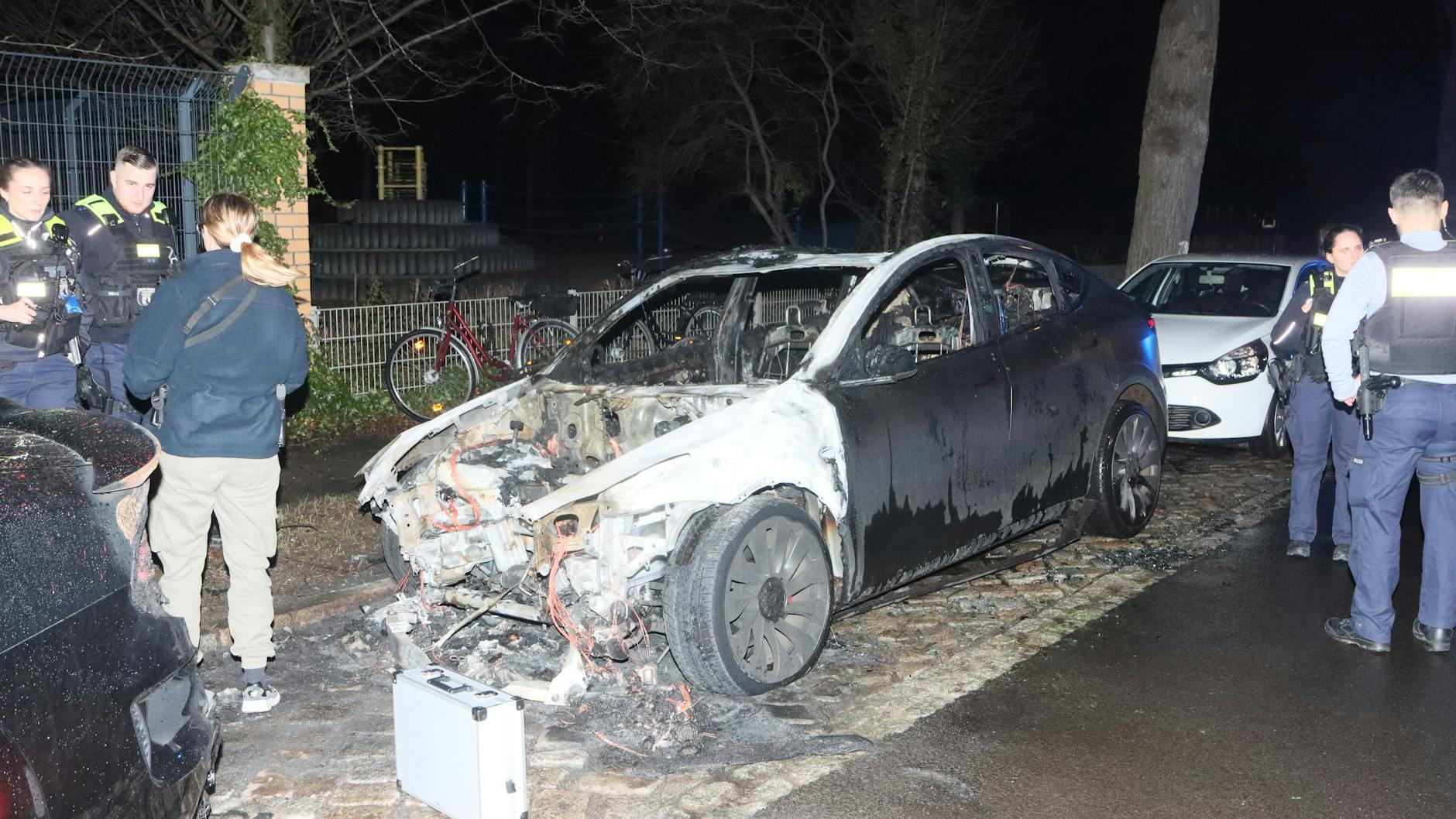 Der zerstörte Tesla in Britz.