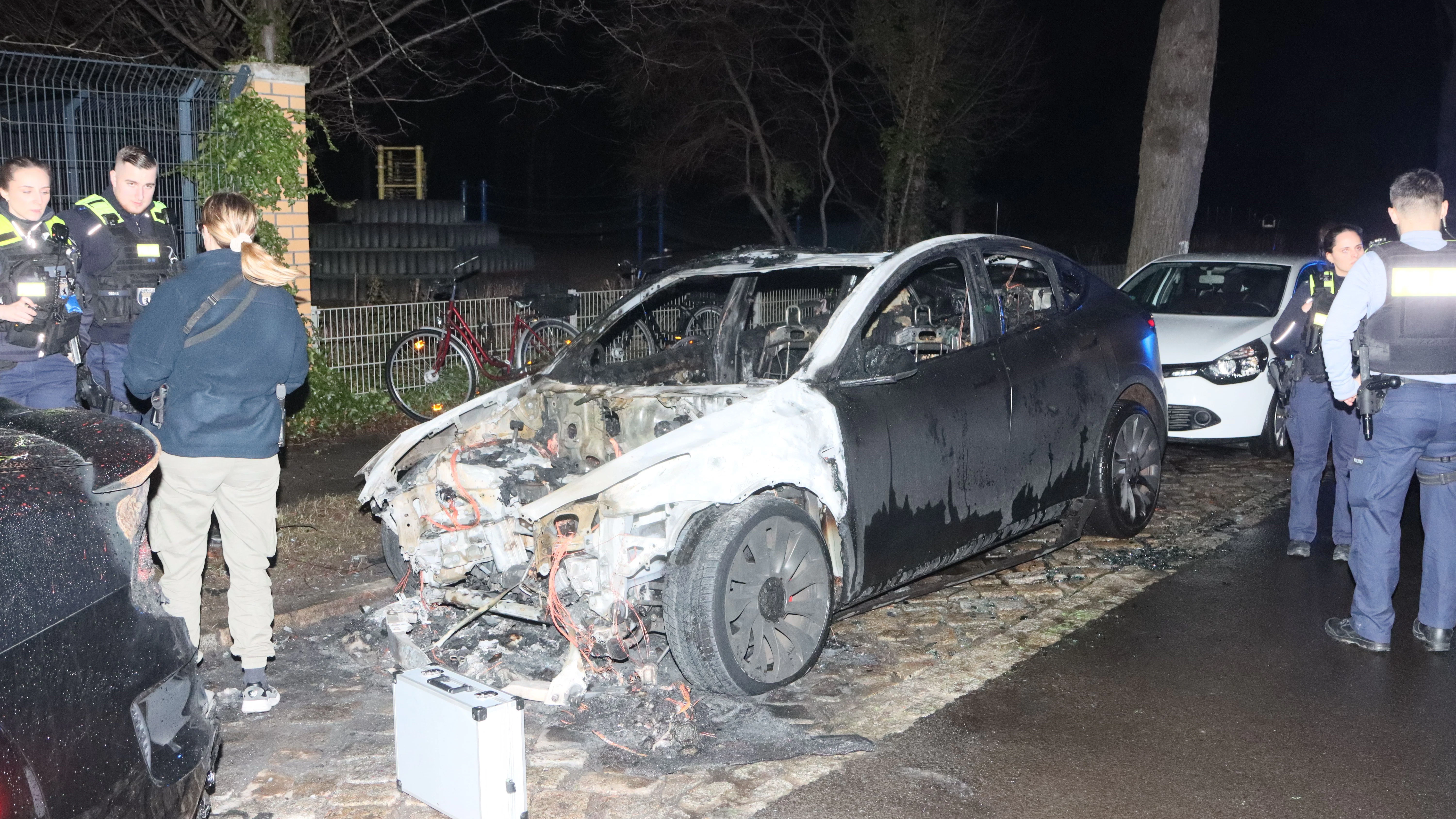 Der zerstörte Tesla in Britz.