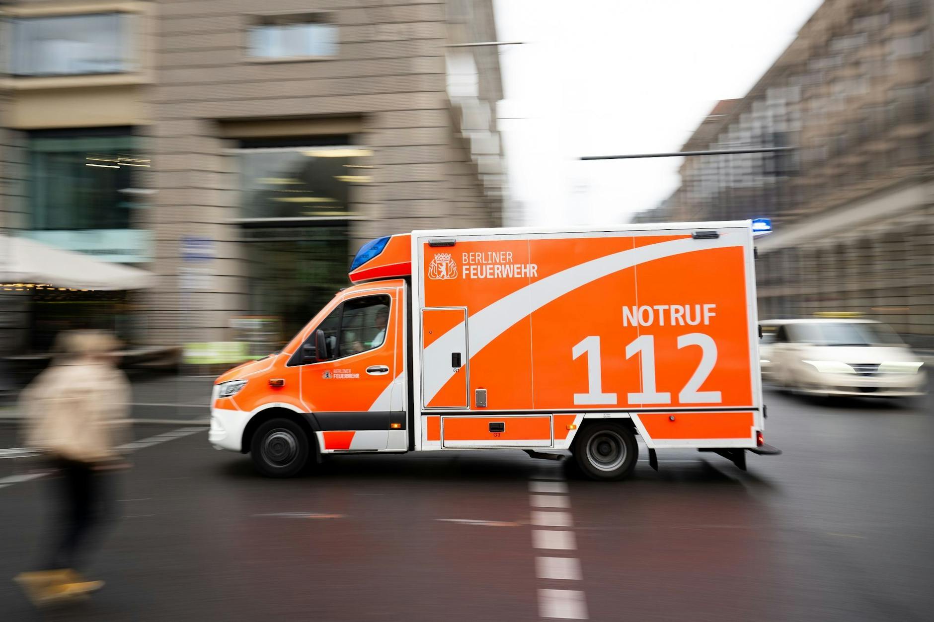 Ein Rettungswagen der Berliner Feuerwehr unterwegs zu einem Einsatz.