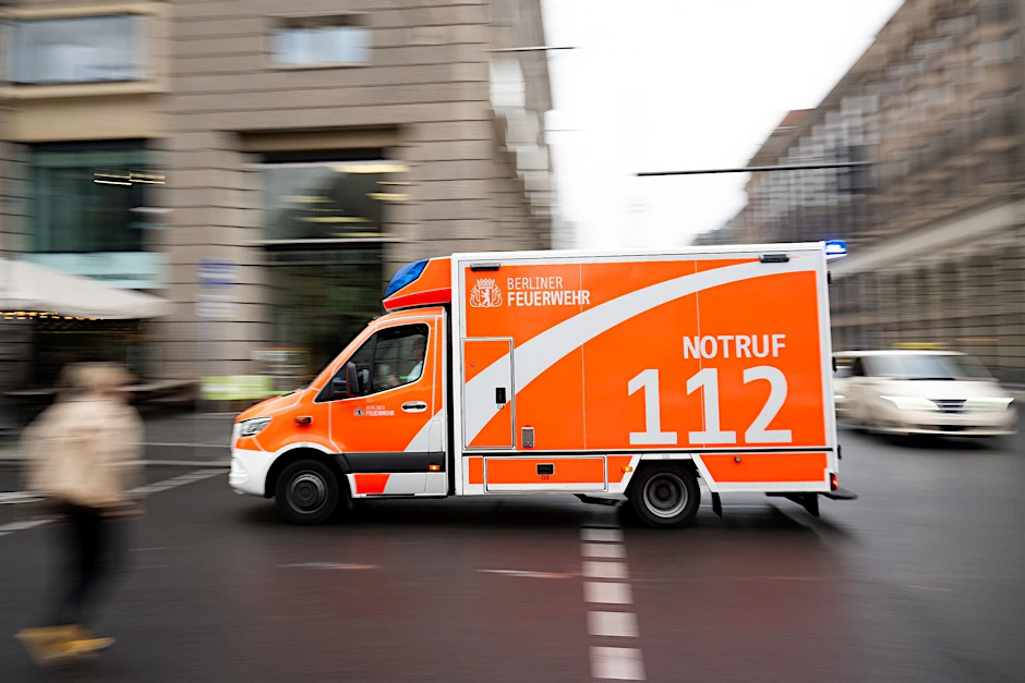 Ein Rettungswagen der Berliner Feuerwehr fährt zu einer Unfallstelle.&nbsp;