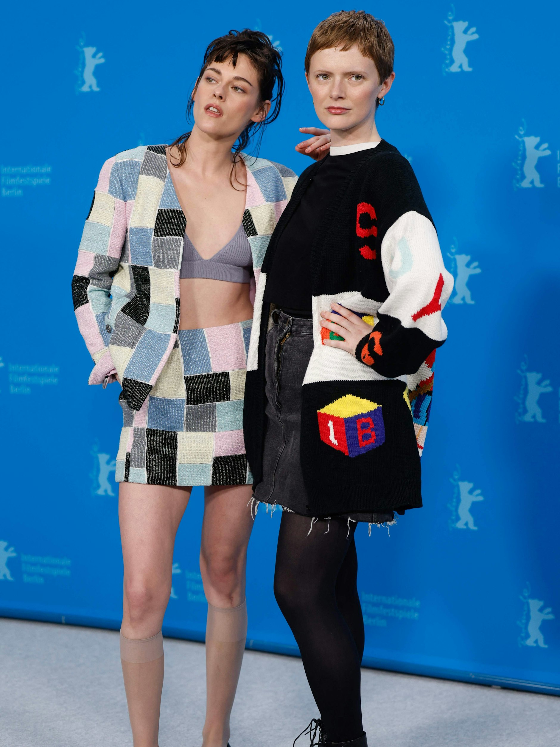 Kristen Stewart und die britische Regisseurin Rose Glass beim Berlinale-Posing für „Love Lies Bleeding“.