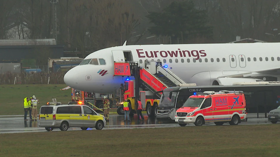 Rettungskräfte stehen auf dem Flughafengelände und bringen Fluggäste in Sicherheit.&nbsp;