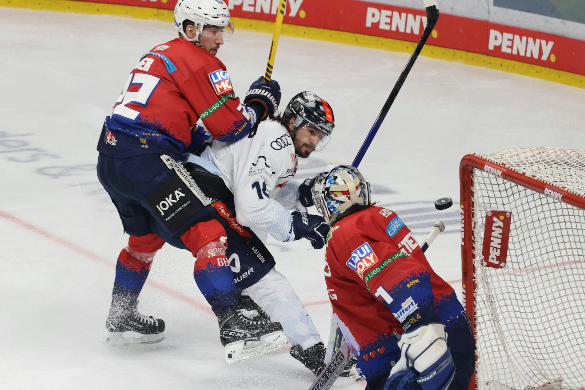 Das irre 2:0 für Ingolstadt. Gleich trifft der von Mirko Höfflin (M.) auf den Weg gebrachte Puck den Pfosten, dann nimmt das Unheil seinen Lauf ...