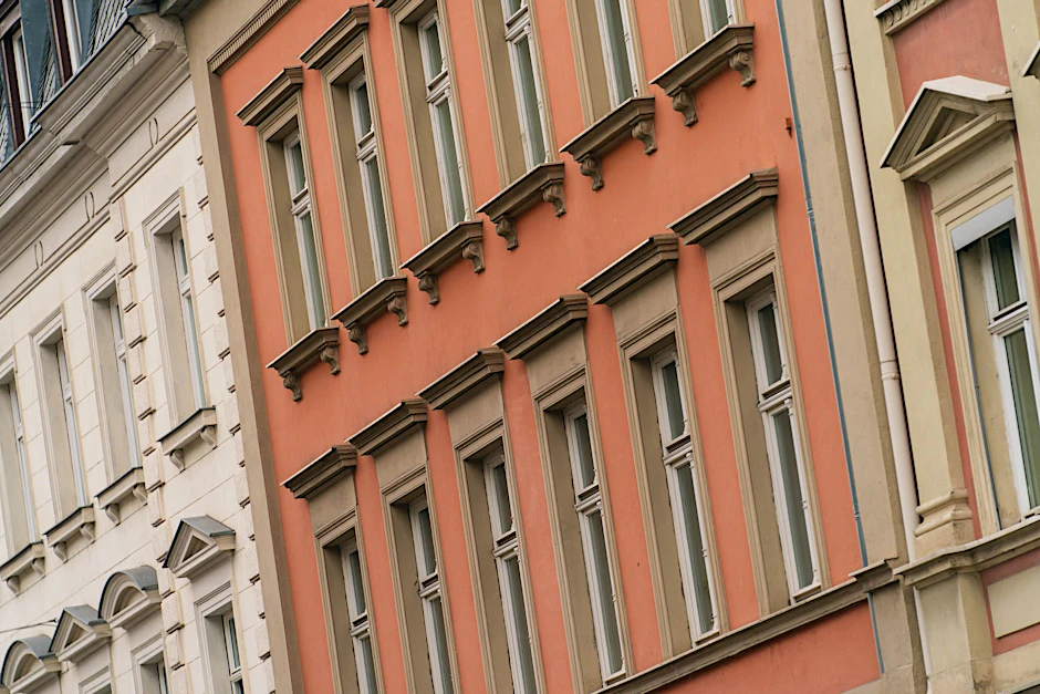 ARCHIV - Blick auf die Fassaden von Wohnhäusern.  