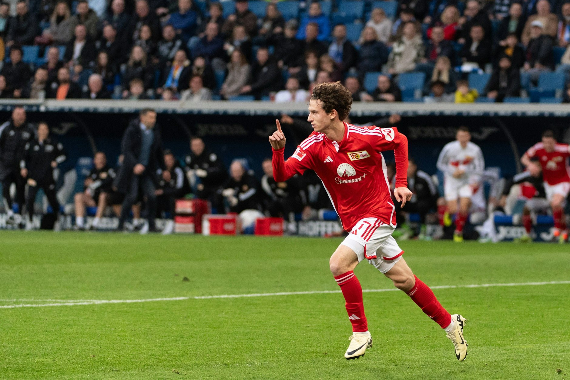Brenden Aaronson zeigt es mit dem Finger an. Es geht für ihn und den 1. FC Union wieder nach oben.