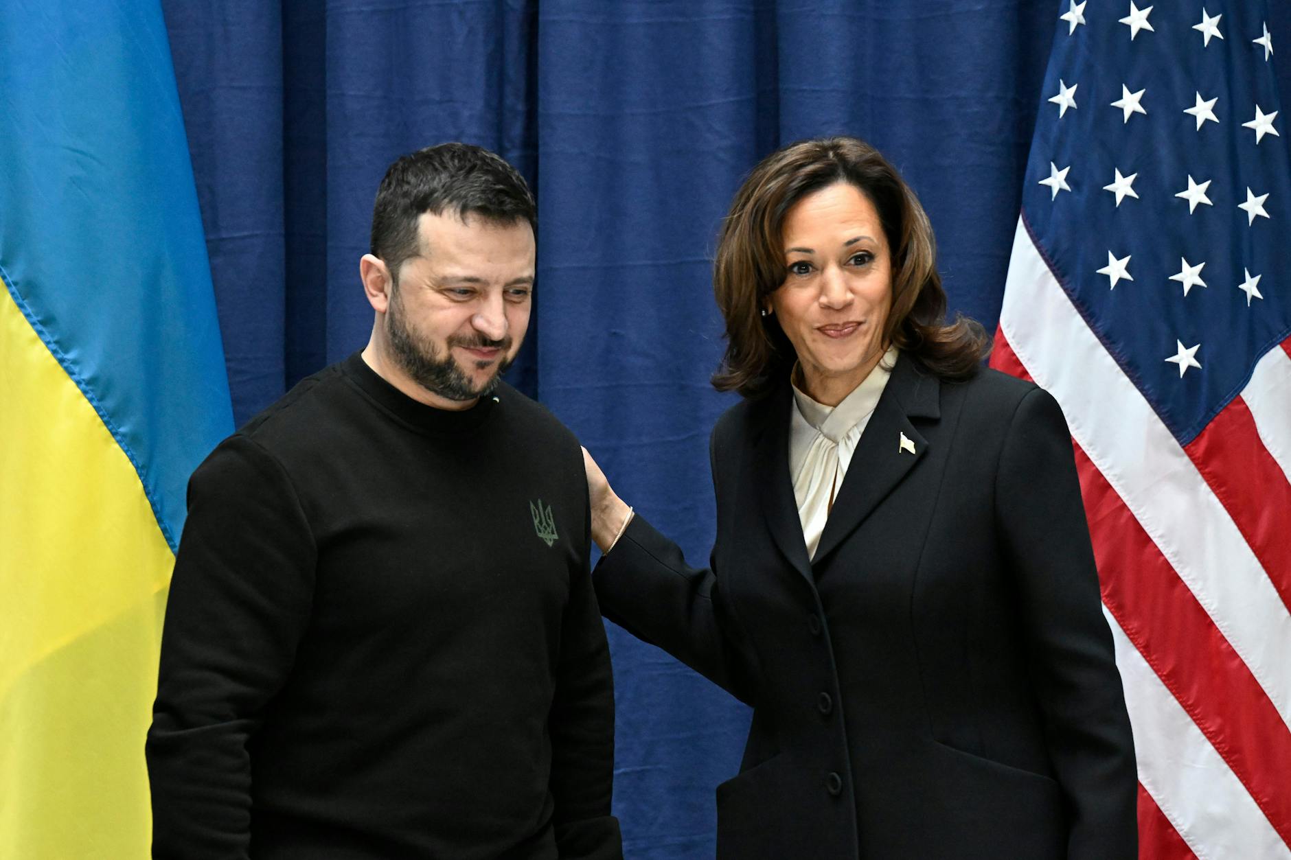 Wolodymyr Selenskyj (l.), Präsident der Ukraine, nimmt an einer Pressekonferenz mit US-Vizepräsidentin Kamala Harris während der Münchner Sicherheitskonferenz teil.