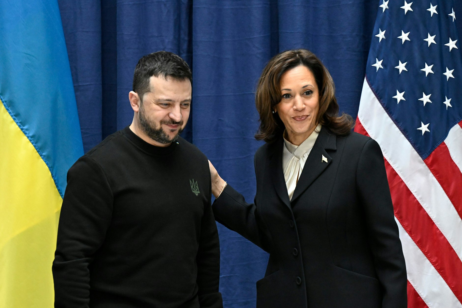 Wolodymyr Selenskyj (l.), Präsident der Ukraine, nimmt an einer Pressekonferenz mit US-Vizepräsidentin Kamala Harris während der Münchner Sicherheitskonferenz teil.