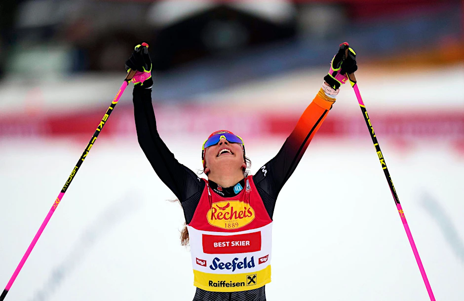 Nathalie Armbruster jubelt über ihren dritten Platz in Seefeld.  