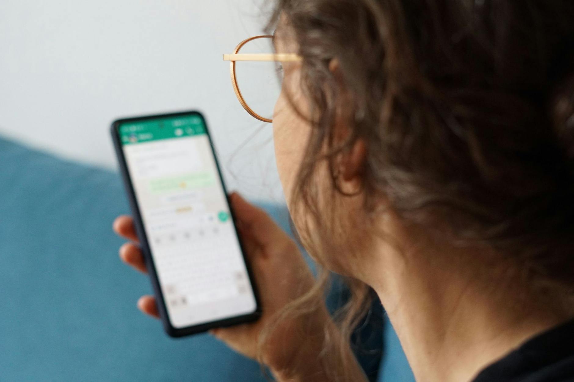 PRODUKTION - Der Messenger WhatsApp wird von Unternehmen vermehrt bei der Mitarbeitersuche und für Bewerbungen genutzt.