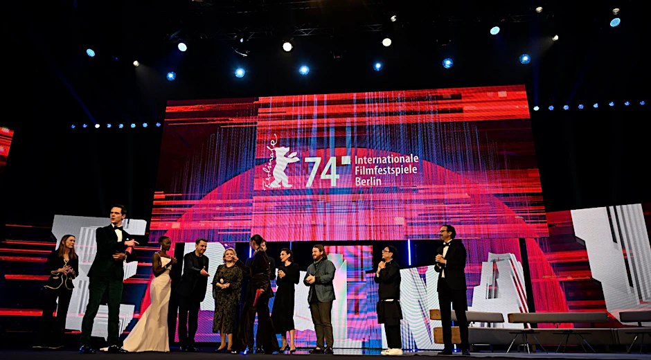 Die Berlinale-Leitung, die Berlinale-Jury sowie die Moderatoren stehen am Eröffnungsabend der Berlinale auf der Bühne.  
