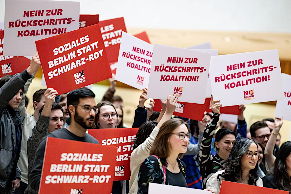 ARCHIV - Mitglieder vom Landesvorstand der Jusos Berlin am Rande einer Landesdelegiertenkonferenz.  