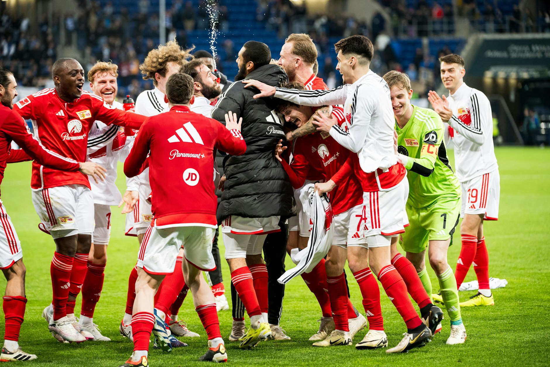 Endlich, in Sinsheim hüpften die Eisernen auch auswärts wieder einen Siegertanz.