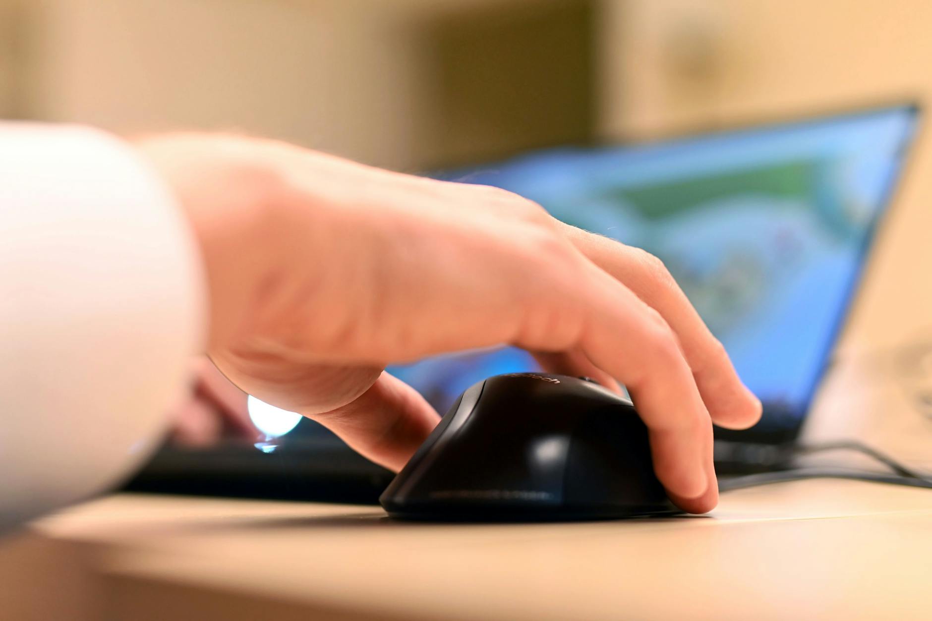 Internetkonzerne müssen sich in der EU an strengere Regeln halten, etwa beim Verbraucherschutz und der Transparenz bei Werbeeinblendungen. (Symbolbild)