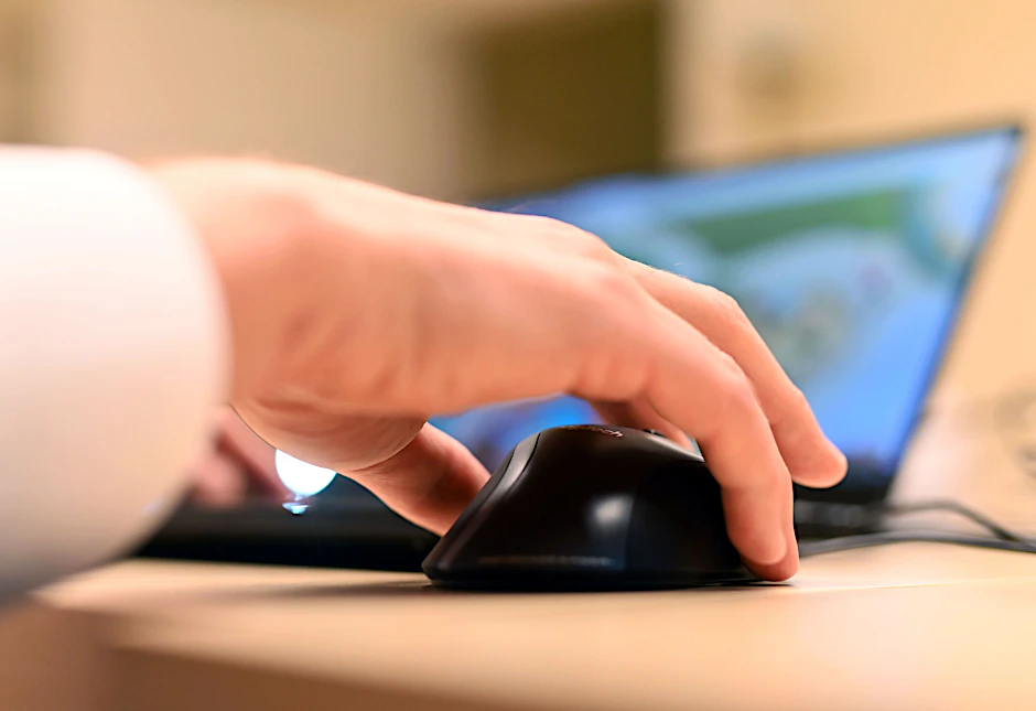 Internetkonzerne müssen sich in der EU an strengere Regeln halten, etwa beim Verbraucherschutz und der Transparenz bei Werbeeinblendungen. (Symbolbild)