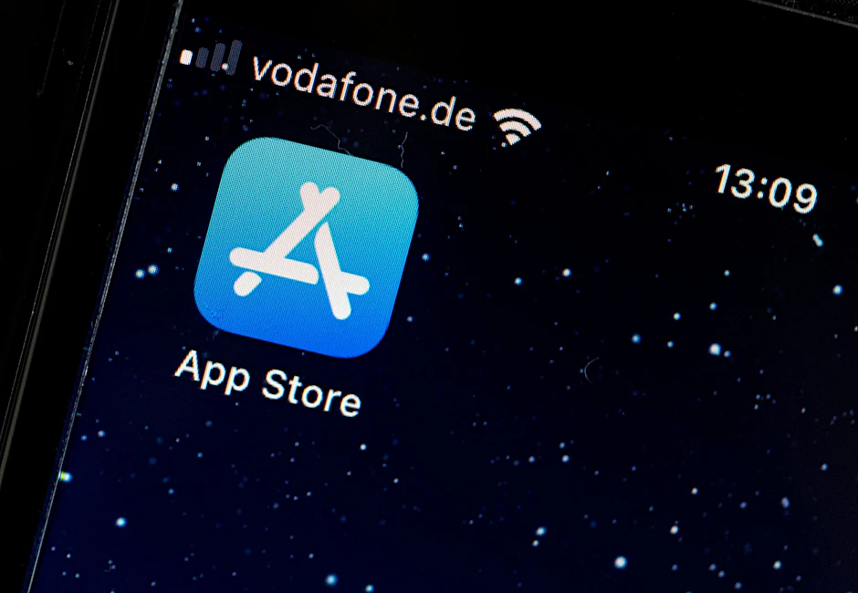 ARCHIV - Die EU-Kommission hat Untersuchungen zu bestimmten Diensten von Apple und Microsoft eingestellt.  