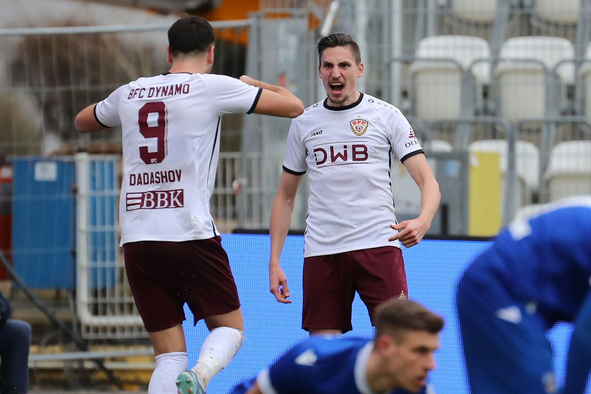 Alexander Siebeck (r.) feiert sein Tor zum 3:2 für den BFC Dynamo bei Carl Zeiss Jena, Rufat Dadashov kommt zum Gratulieren.