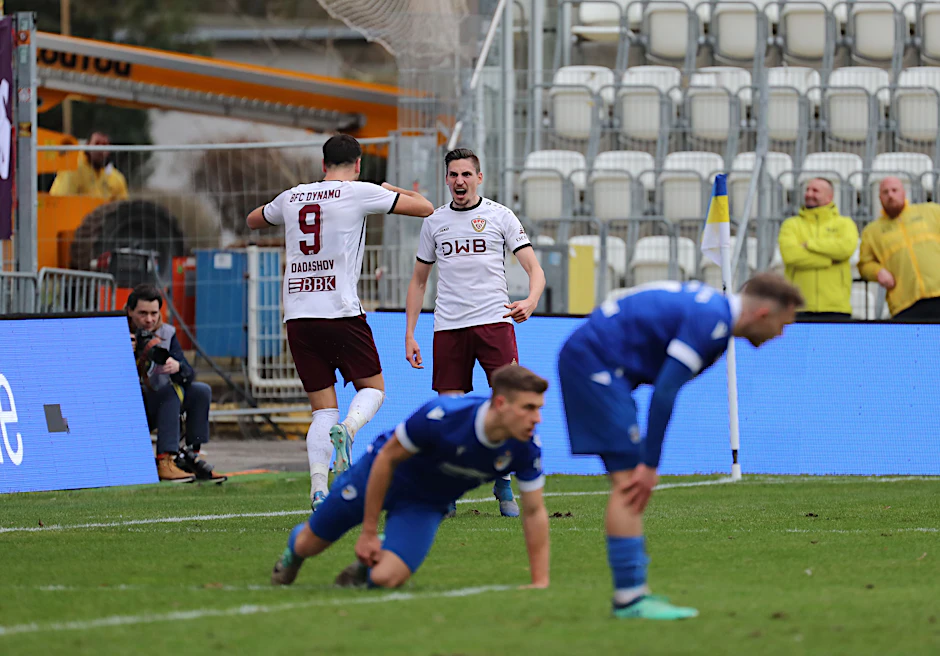 Alexander Siebeck (r.) feiert sein Tor zum 3:2 für den BFC Dynamo bei Carl Zeiss Jena, Rufat Dadashov kommt zum Gratulieren.