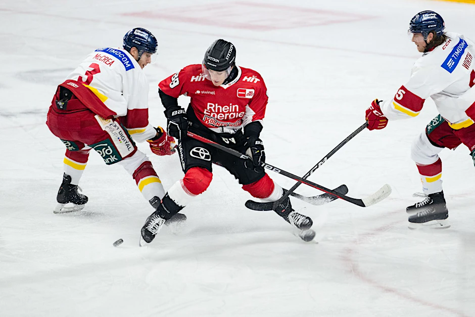 Gregor MacLeod (M) und die Kölner Haie setzten sich im Derby gegen die DEG durch.  