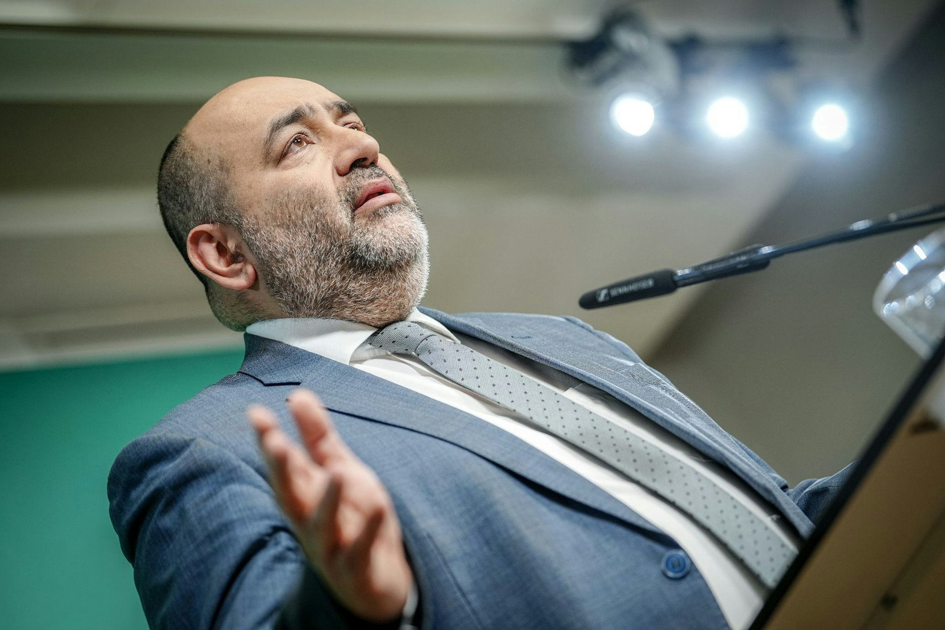 Nach Ansicht von Grünen-Chef Omid Nouripour muss Europa mehr für seine Verteidigung tun.  