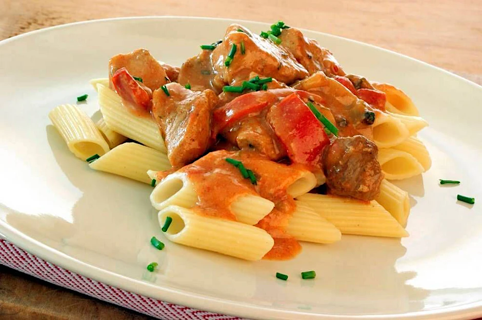 Putengulasch ist ein leichtes Gericht, gut für die schlanke Linie –&nbsp; wenn man sich bei der Beilage, hier die Nudeln, zurückhält.