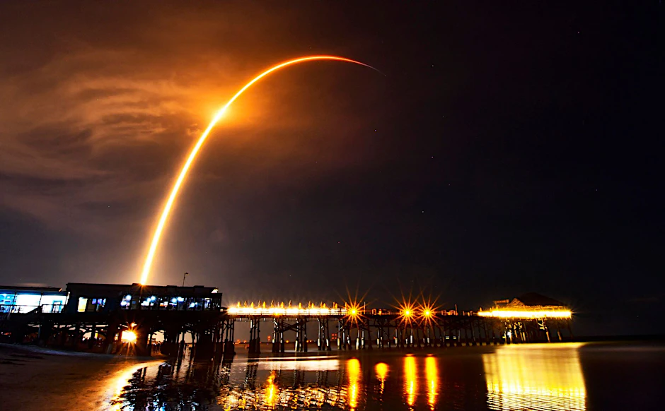 ARCHIV - Starlink ist ein satellitengestützter Internet-Dienstleister, der speziell im Ukraine-Krieg von enormer Bedeutung für die Kommunikation ist. Hier fliegt eine SpaceX Falcon 9 Rakete mit Starlink-Satelliten an Bord ins All (Archivbild).  lorida Today via AP/dpa