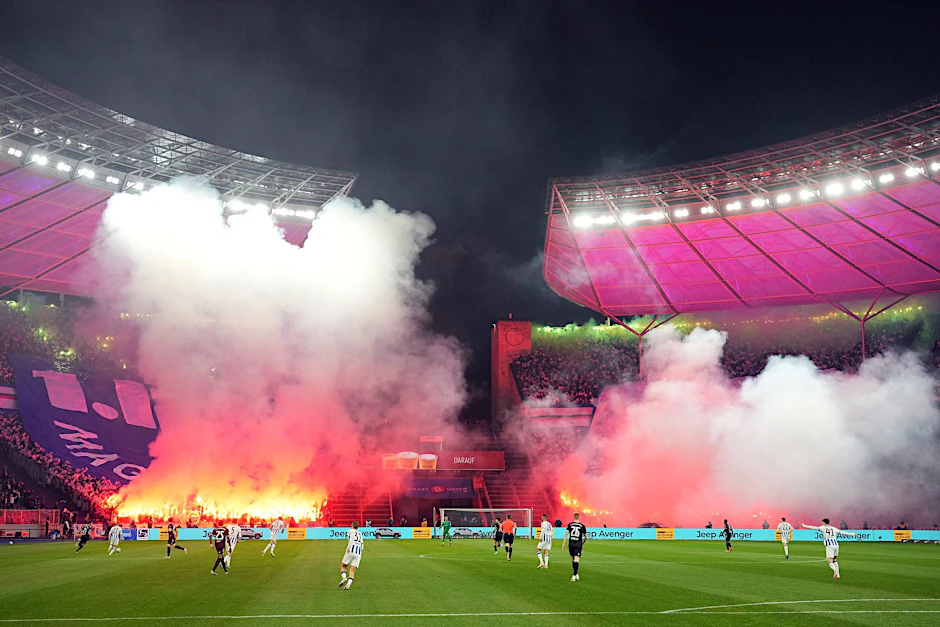 dpatopbilder - Magdeburger Fans haben Pyrotechnik gezündet.  