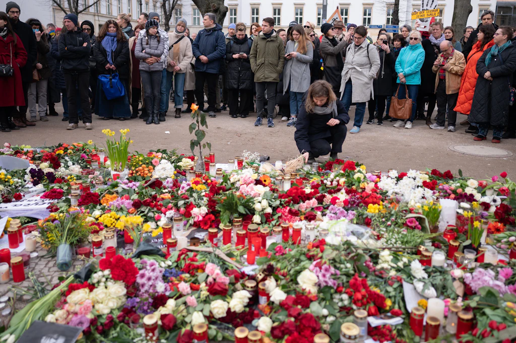 Nawalnys Tod: Wut und Trauer vor der russischen Botschaft