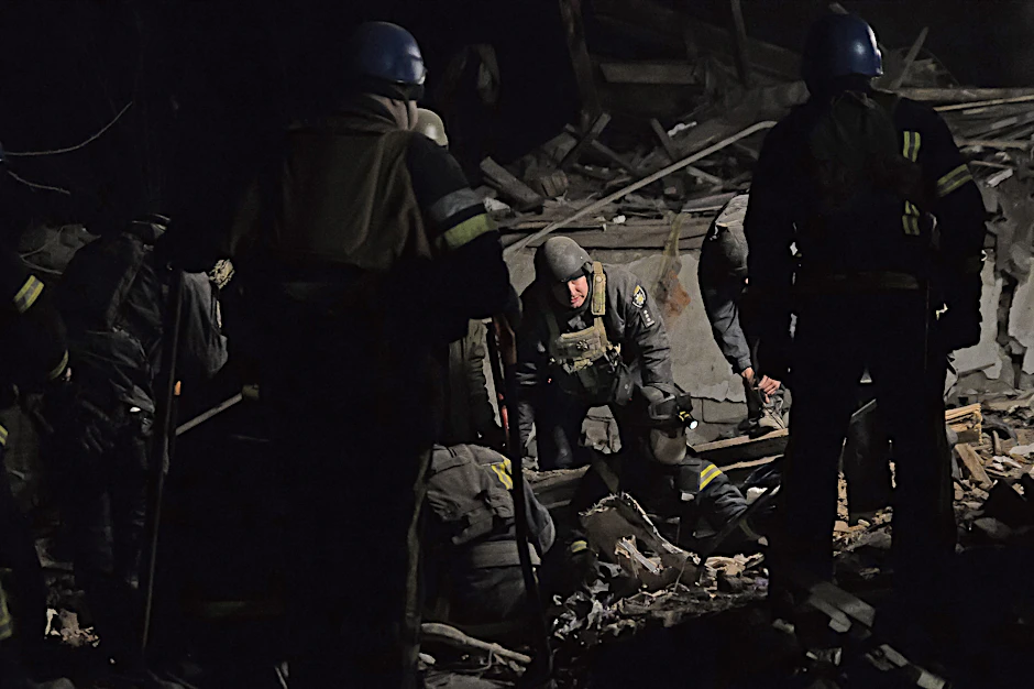 Kramatorsk: Rettungskräfte bergen nachts die Leiche eines Opfers eines nächtlichen russischen Angriffs.&nbsp;
