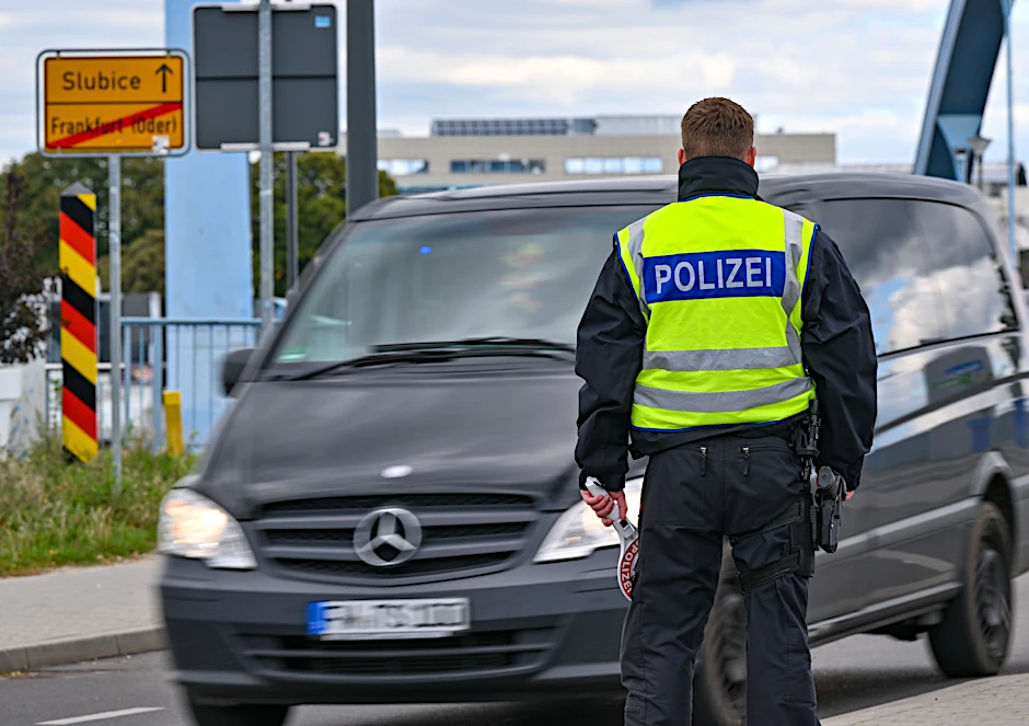 Bundespolizei kontrolliert den Einreiseverkehr an der Grenze zu Polen. (Symbolbild)