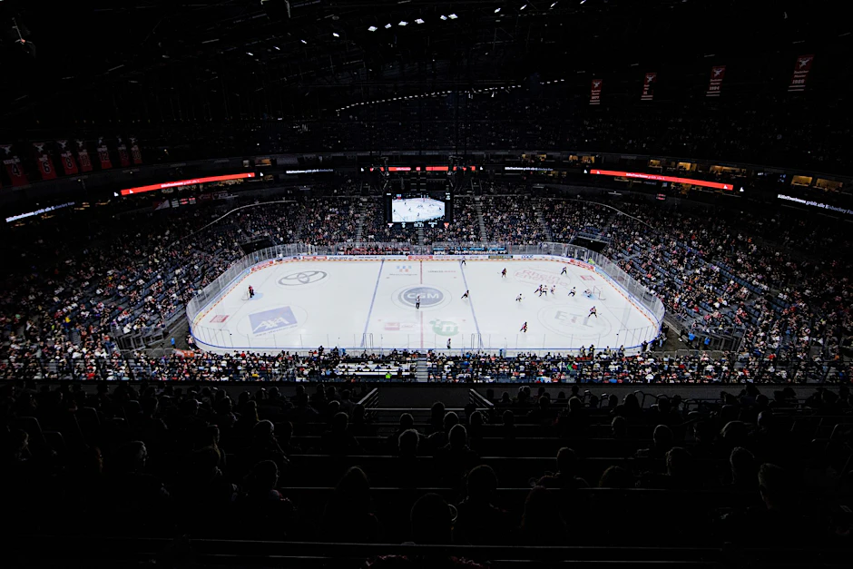 ARCHIV - Im Schnitt 16.672 Zuschauer verfolgen in dieser Saison die Heimspiele der Kölner Haie.  