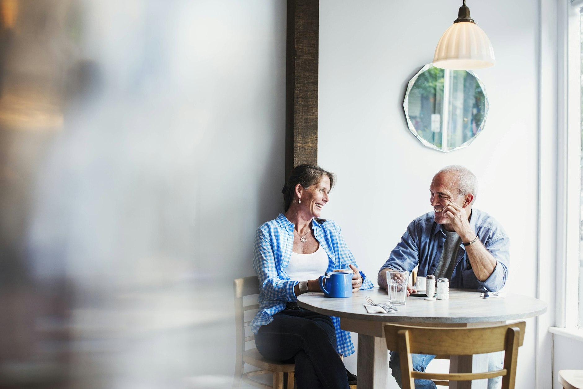 Gerne beobachte ich z.B. Paare im Cafe. Dieses Paar ist einander zugewandt im Gespräch