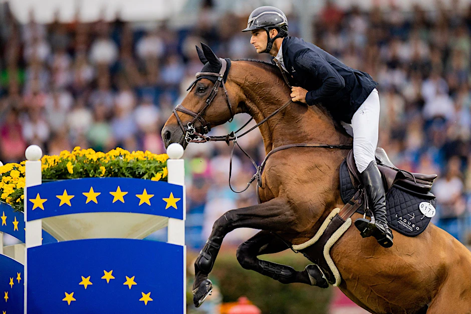 ARCHIV - Der deutsche Reiter Richard Vogel auf dem Pferd United Touch. Mit dem Pferd Cydello gewann er in Wellington.  