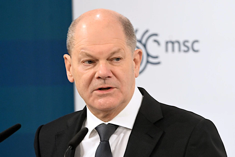 Bundeskanzler Olaf Scholz (SPD) spricht während der 60. Münchner Sicherheitskonferenz).  