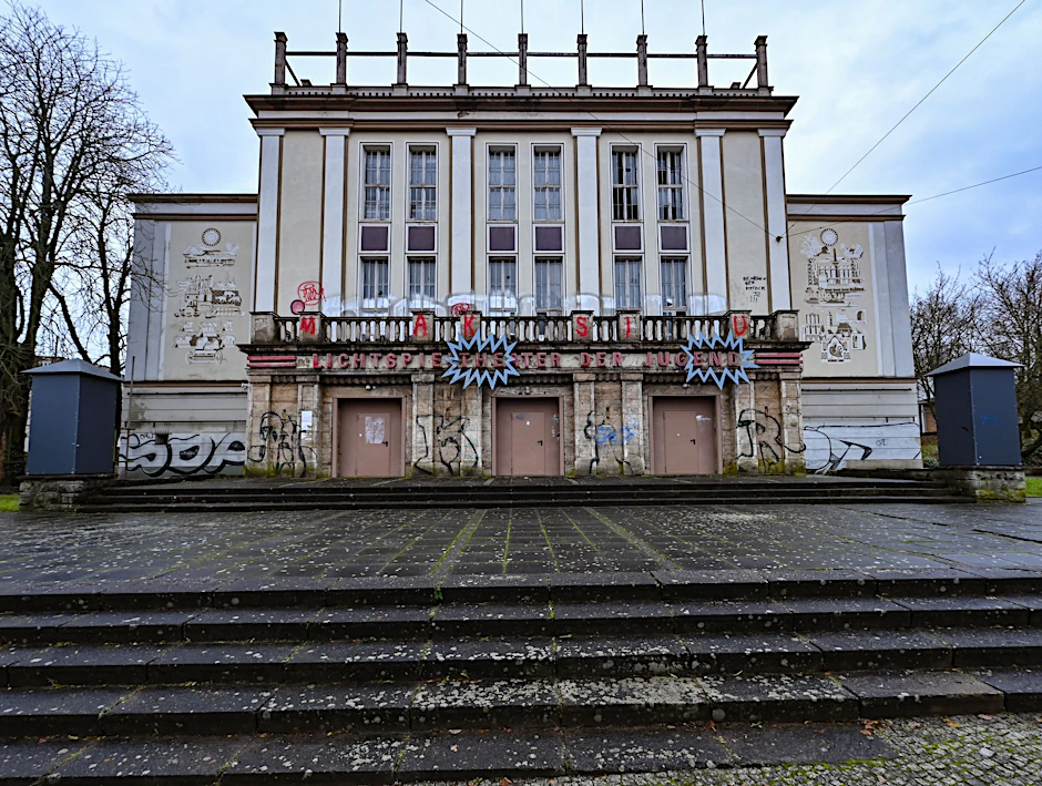 ARCHIV - Das Gebäude des ehemaligen Lichtspieltheaters der Jugend.  