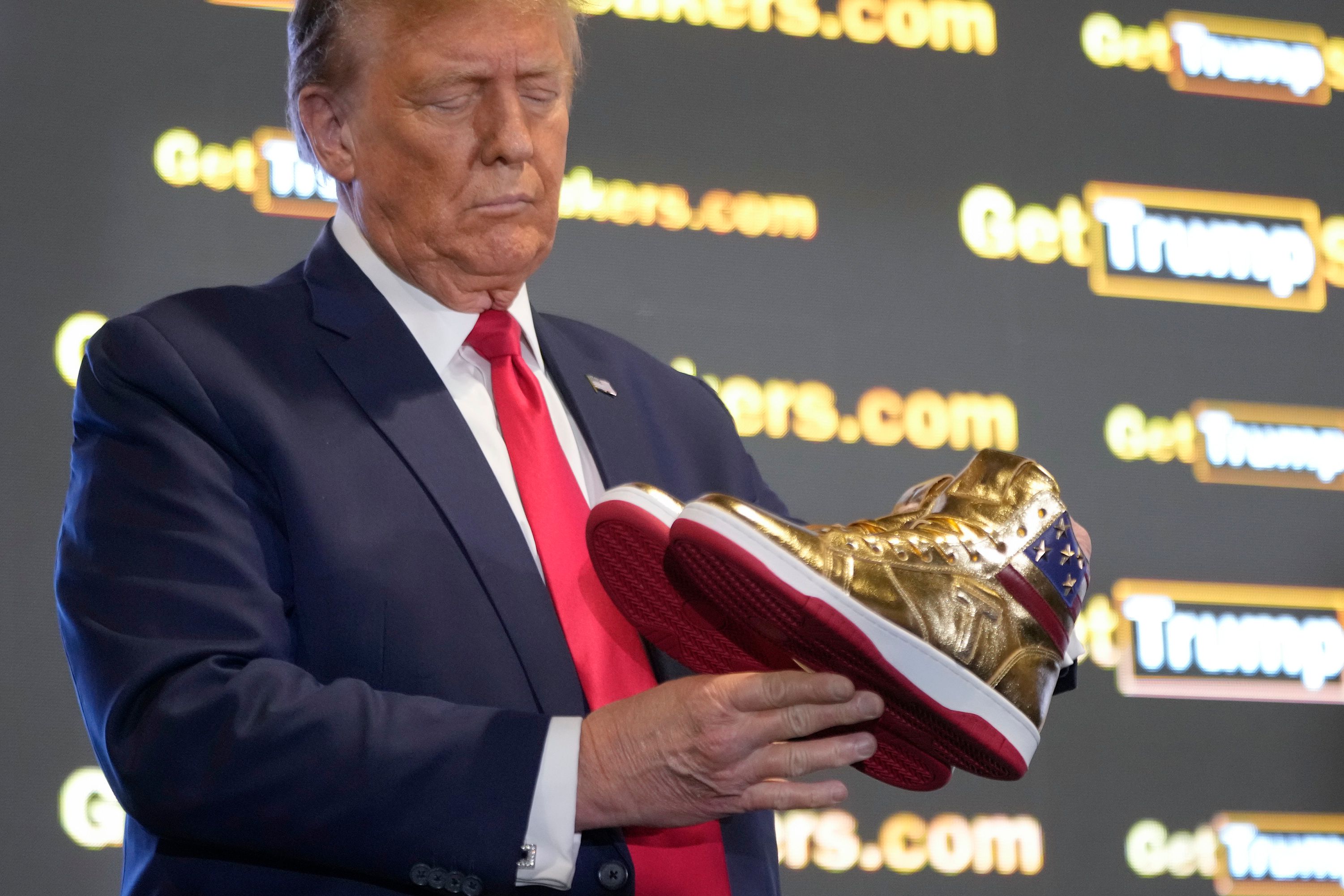 Image - Donald Trump stellt goldene Trump-Sneaker vor