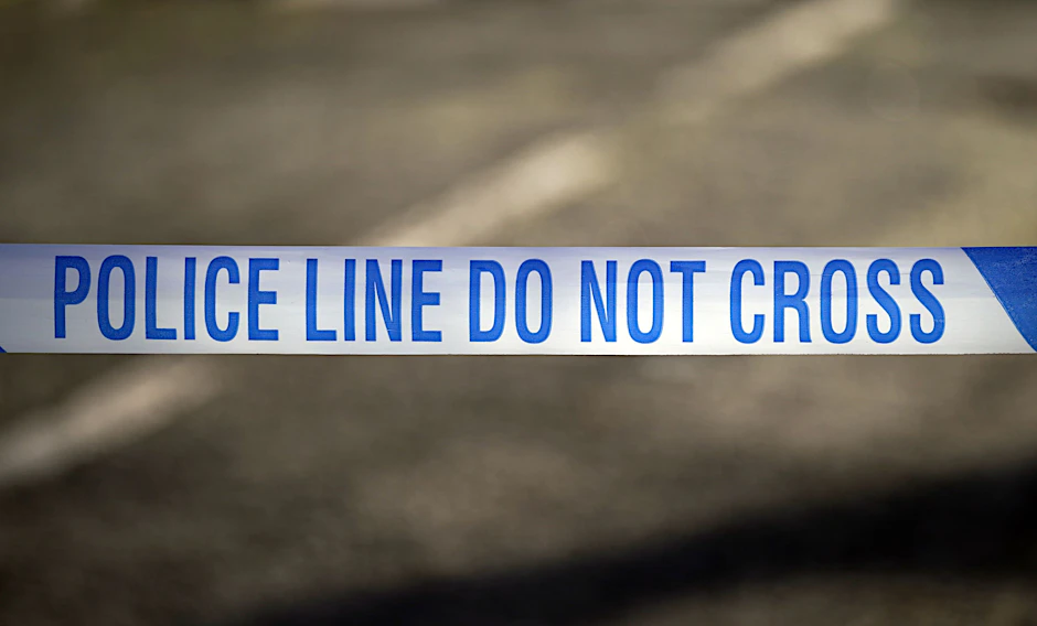Ein Absperrband der britischen Polizei, aufgenommen in der Nähe eines mutmaßlichen Tatortes. 