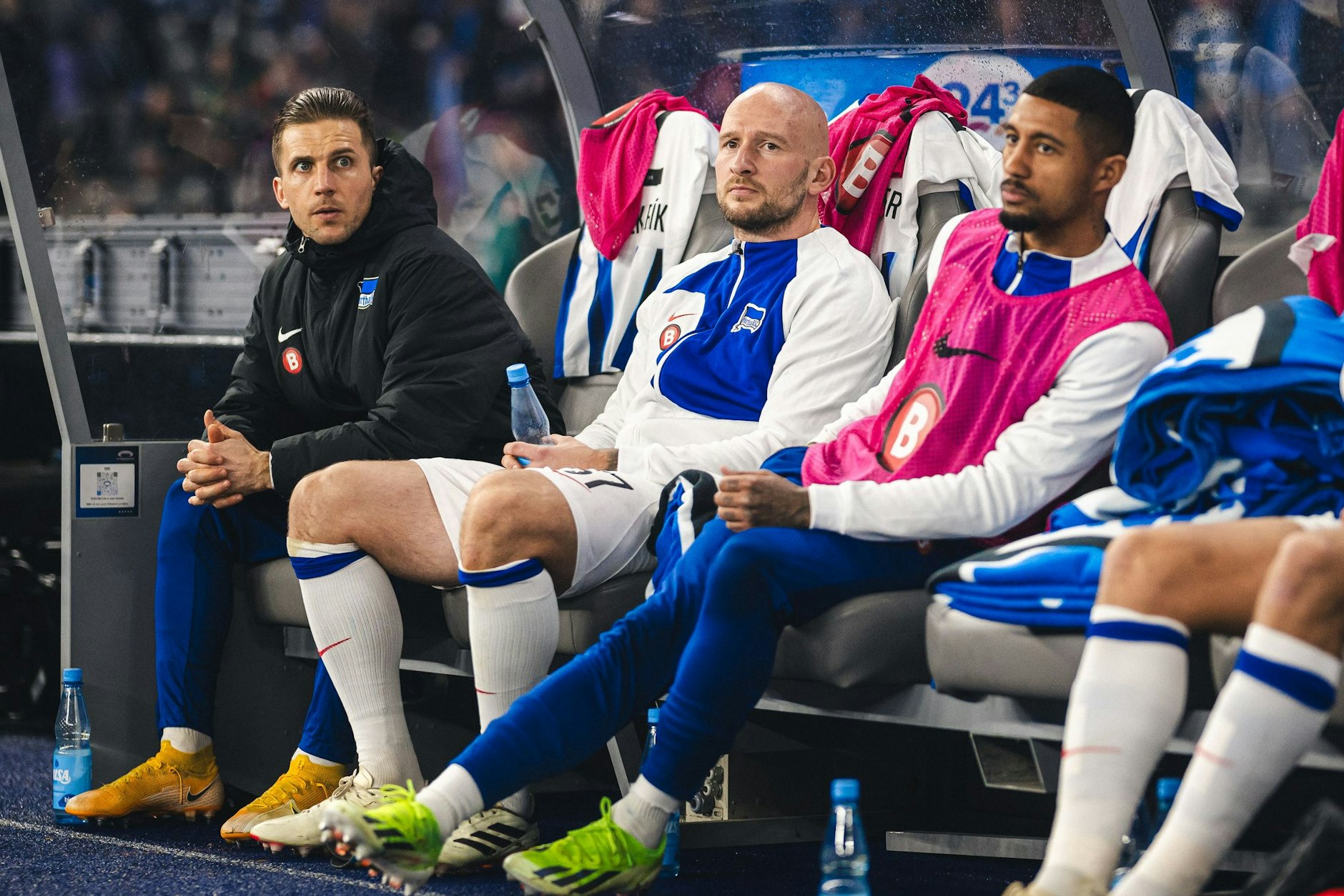Herthas Kapitän Toni Leistner (M.) saß beim 3:2-Heimsieg gegen den 1. FC Magdeburg 90 Minuten auf der Bank.
