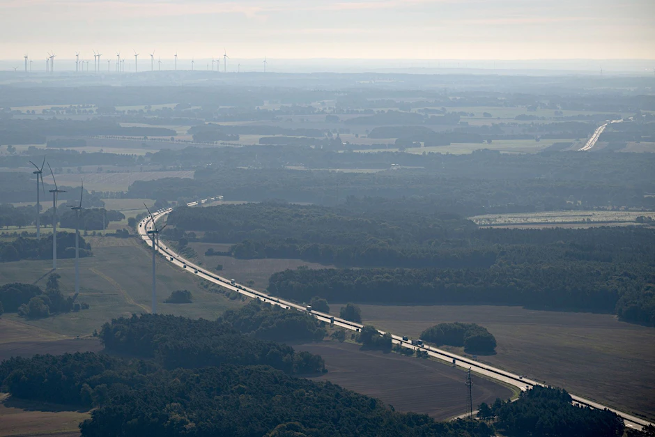 ARCHIV - Autos sind auf der A24 unterwegs.  