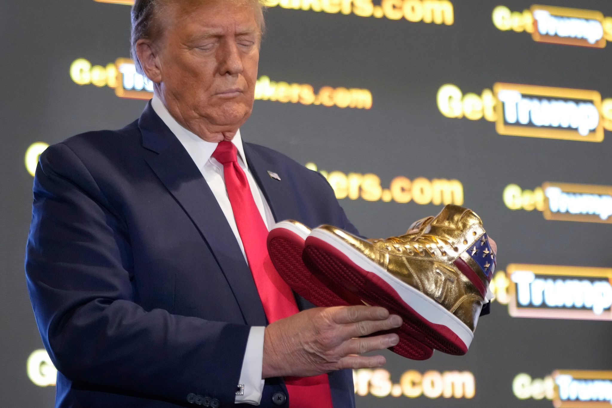 Goldene Sneaker für 399 Dollar: Donald Trump macht jetzt den Schuhverkäufer