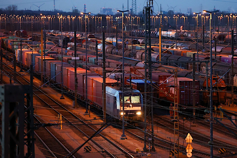 ARCHIV - DB Cargo schreibt seit Jahren rote Zahlen.  