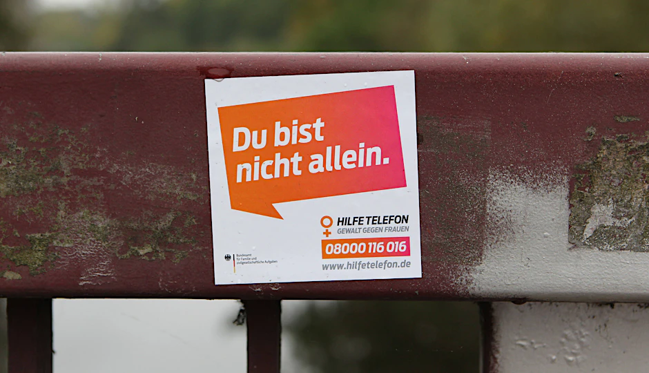Eine Rufnummer für Frauen, die Opfer von Gewalt geworden sind, gibt es auch längst.