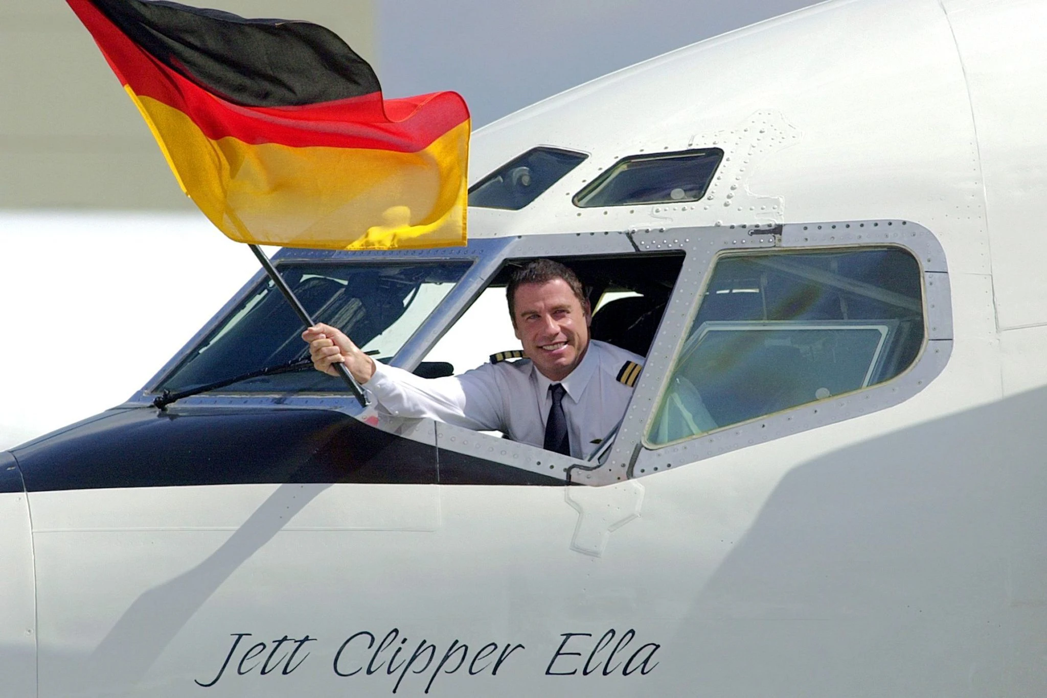 ARCHIV - Als begeisterter Pilot hebt John Travolta gerne ab.  