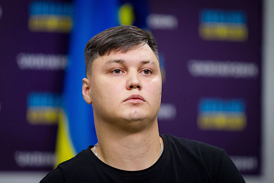 Der übergelaufener russischer Pilot&nbsp;Maxim Kusminow nimmt an einer Pressekonferenz teil. Er soll angeblich tot sein.