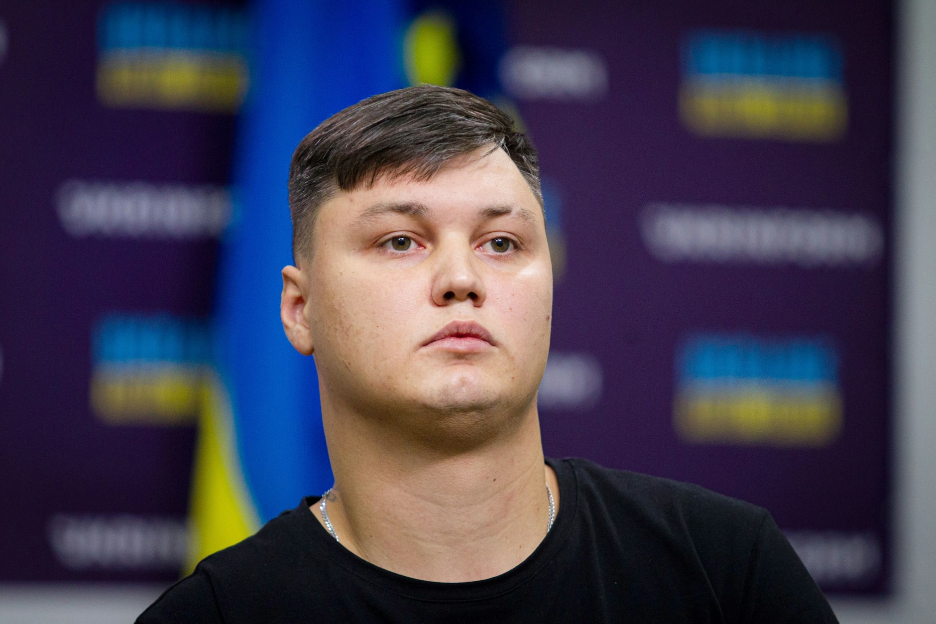 Der übergelaufener russischer Pilot Maxim Kusminow nimmt an einer Pressekonferenz teil. Er soll angeblich tot sein.