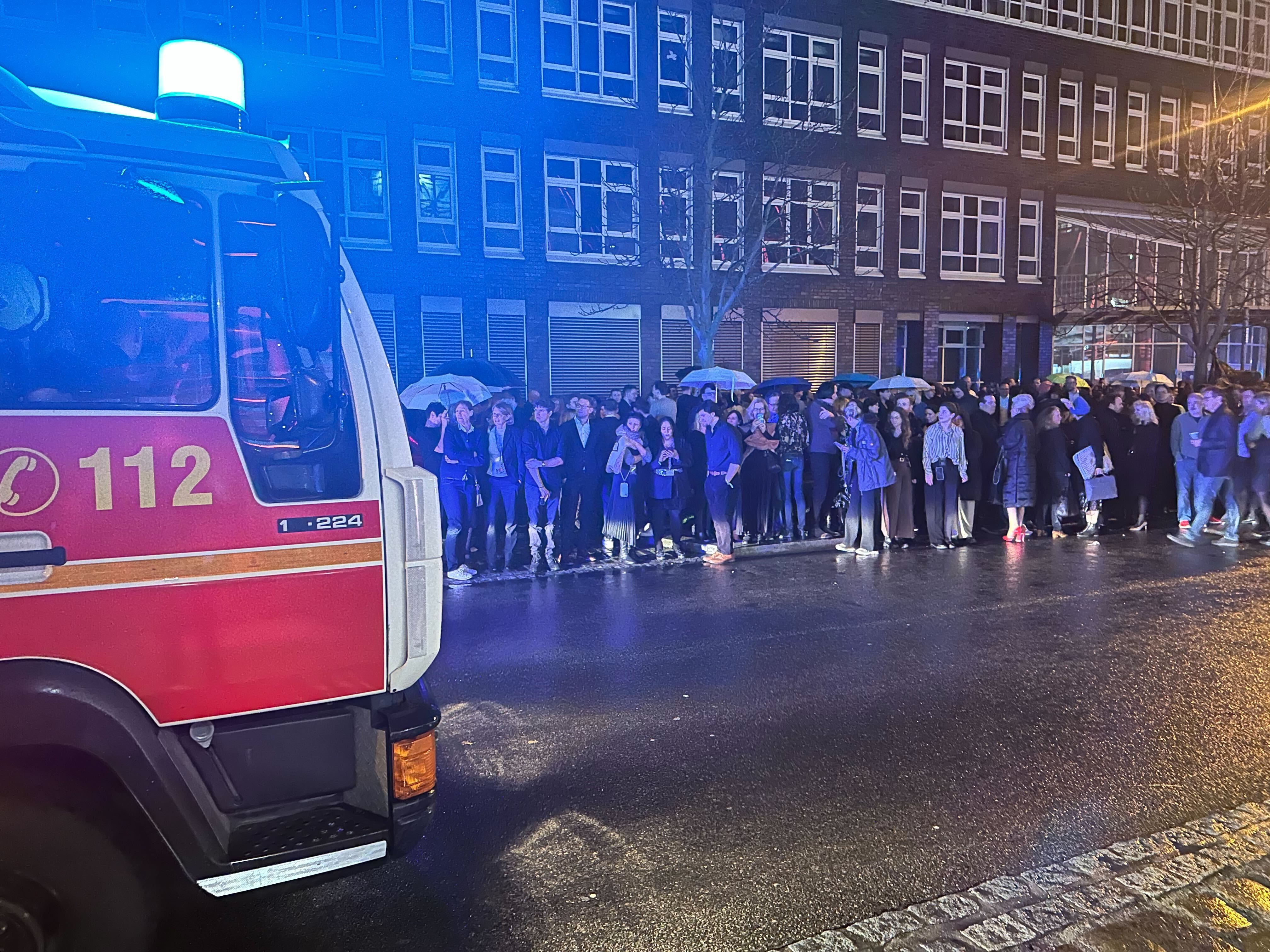 Feueralarm beim NRW-Empfang! Berlinale-Gäste stehen im Regen