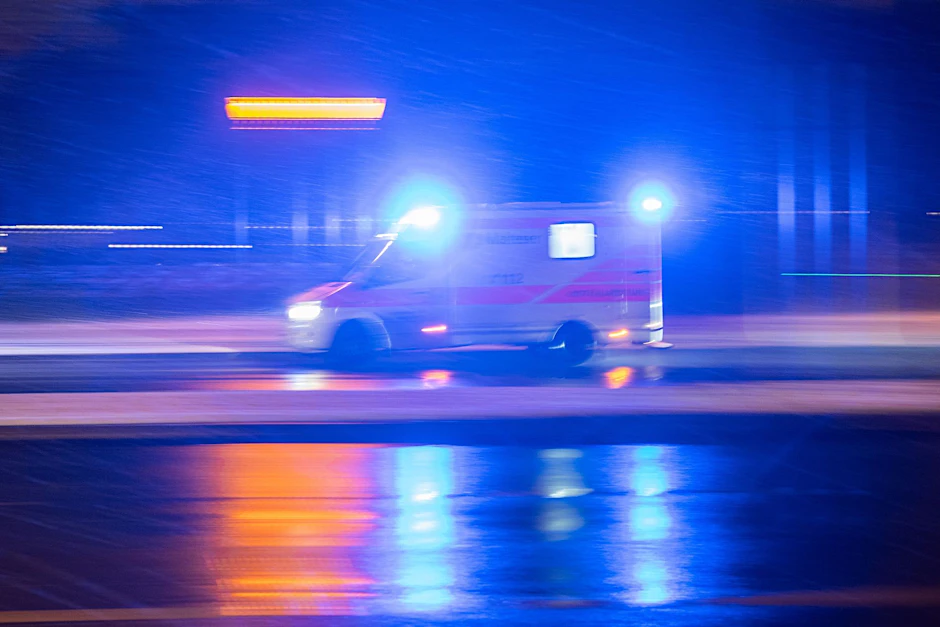 ARCHIV - Ein Krankenwagen fährt über eine Straße.  