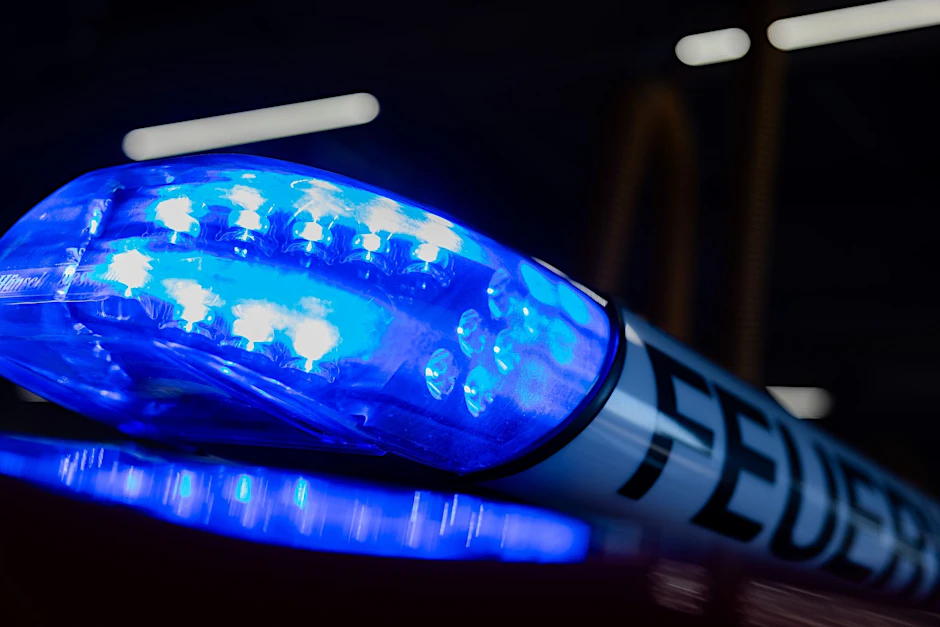 PRODUKTION - Ein Blaulicht leuchtet auf einem Feuerwehrwagen in der Hauptfeuer- und Rettungswache der Feuerwehr.  