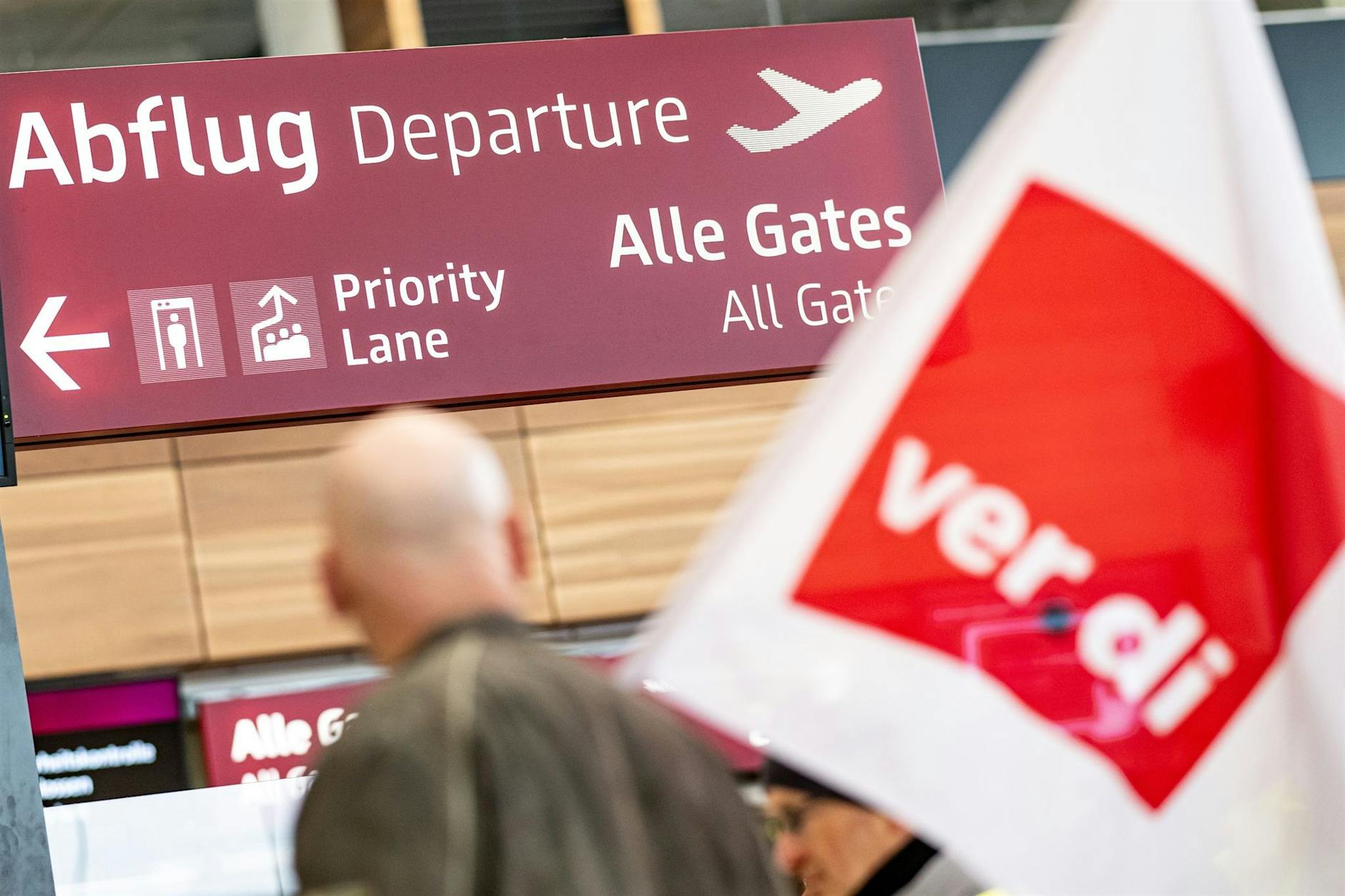 Warnstreik bei Lufthansa: Am BER fallen 50 Starts und Landungen aus